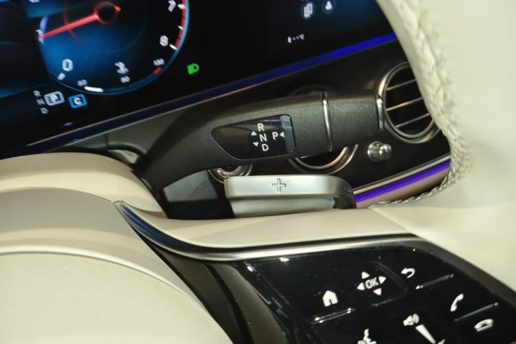 Used Mercedes-Benz E-Class 2023 Updated E 300 L Fashion Edition Gear Lever