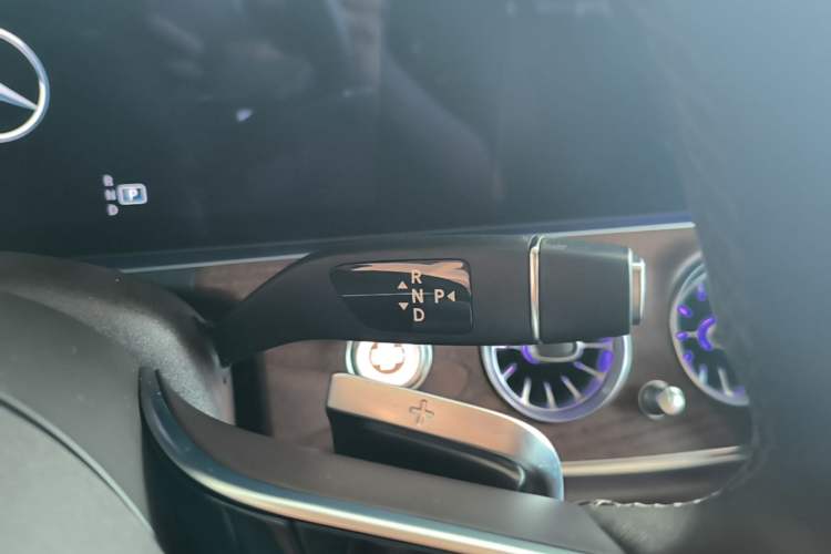 Used Mercedes-Benz E-Class 2023 Updated E 300 L Luxury Edition Gear Lever