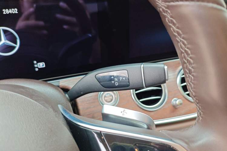 Used Mercedes-Benz E-Class 2023 Updated E 300 L Luxury Edition Gear Lever