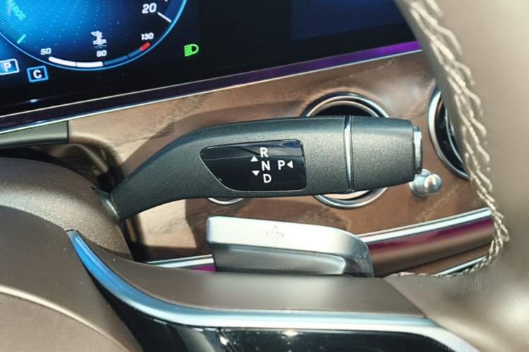Used Mercedes-Benz E-Class 2023 Updated E 300 L Luxury Edition Gear Lever