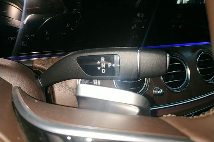 Used Mercedes-Benz E-Class 2023 Updated E 300 L Fashion Edition Gear Lever