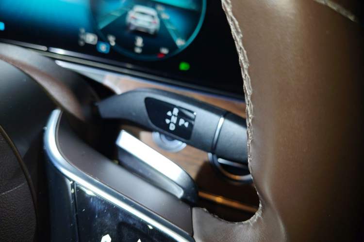 Used Mercedes-Benz E-Class 2023 Updated E 300 L Luxury Edition Gear Lever