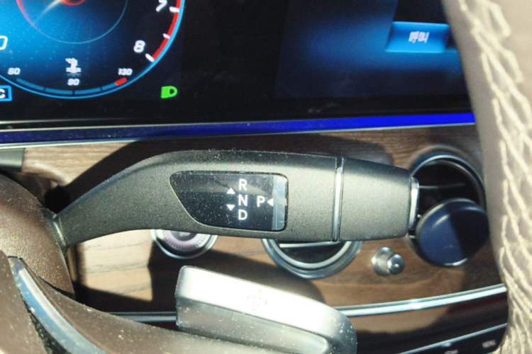 Used Mercedes-Benz E-Class 2023 Updated E 300 L Luxury Edition Gear Lever