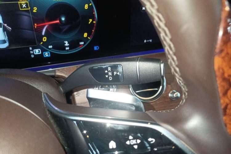 Used Mercedes-Benz E-Class 2023 Updated E 300 L Luxury Edition Gear Lever