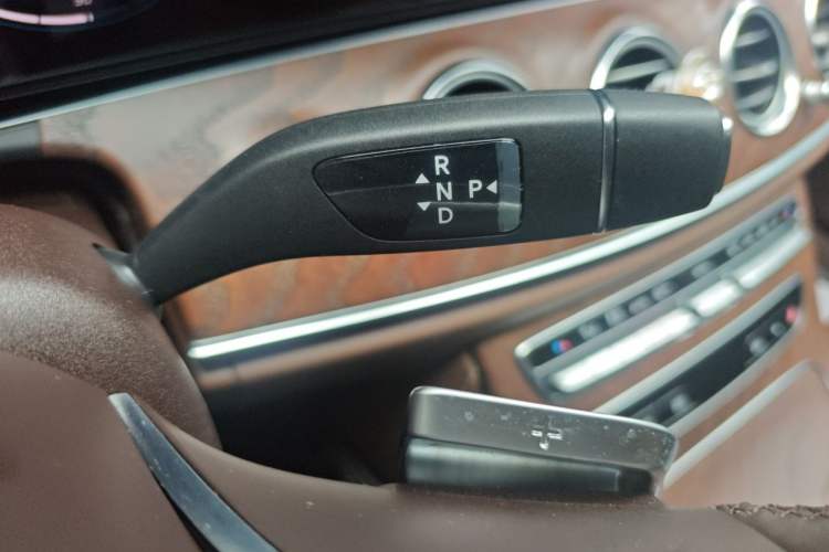 Used Mercedes-Benz E-Class 2023 Updated E 300 L Luxury Edition Gear Lever