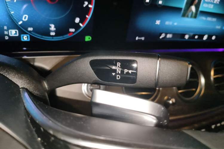 Used Mercedes-Benz E-Class 2023 Updated E 300 L Luxury Edition Gear Lever