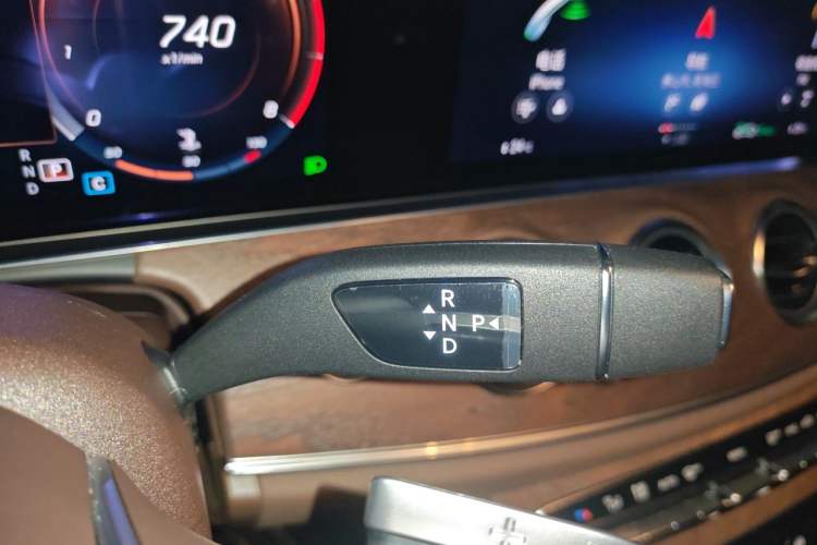Used Mercedes-Benz E-Class 2023 Updated E 300 L Fashion Edition Gear Lever