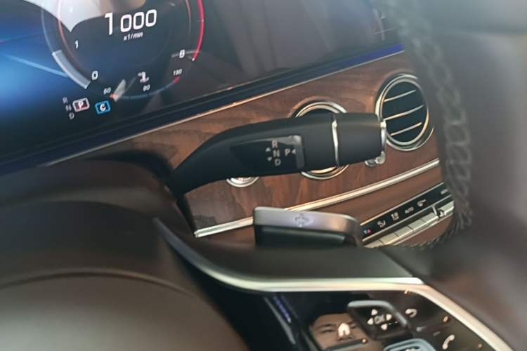 Used Mercedes-Benz E-Class 2023 Updated E 300 L Fashion Edition Gear Lever