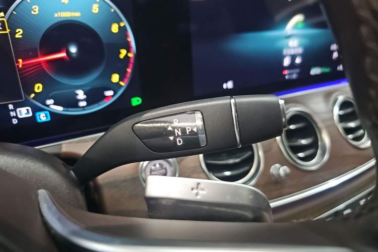 Used Mercedes-Benz E-Class 2023 Updated E 300 L Luxury Edition Gear Lever