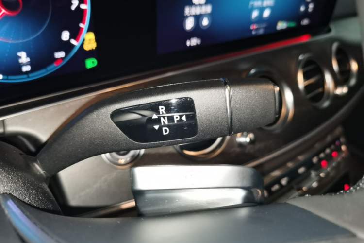 Used Mercedes-Benz E-Class 2023 Updated E 300 L Luxury Edition Gear Lever