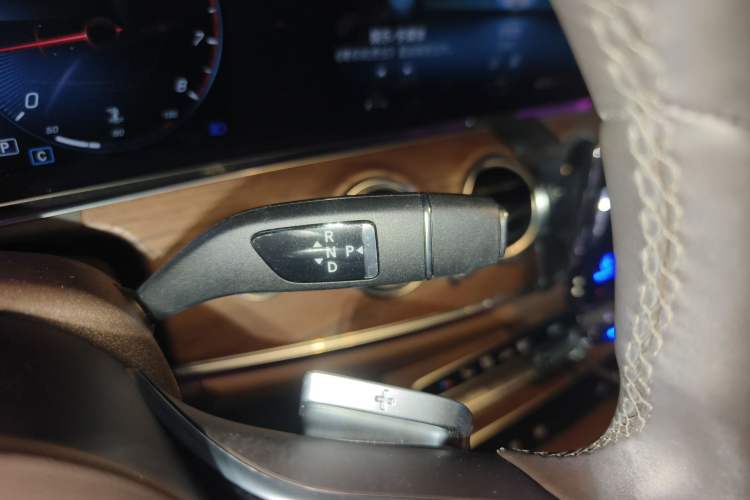 Used Mercedes-Benz E-Class 2023 Updated E 300 L Fashion Edition Gear Lever