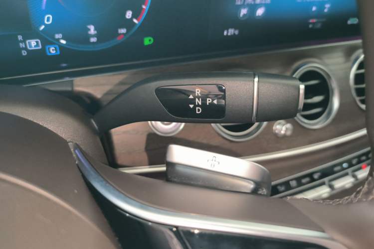 Used Mercedes-Benz E-Class 2023 Updated E 300 L Luxury Edition Gear Lever
