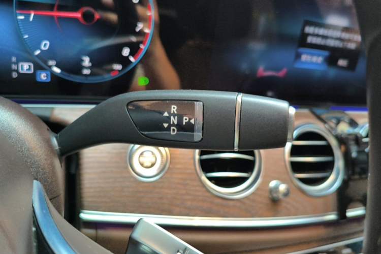 Used Mercedes-Benz E-Class 2023 Updated E 300 L Luxury Edition Gear Lever