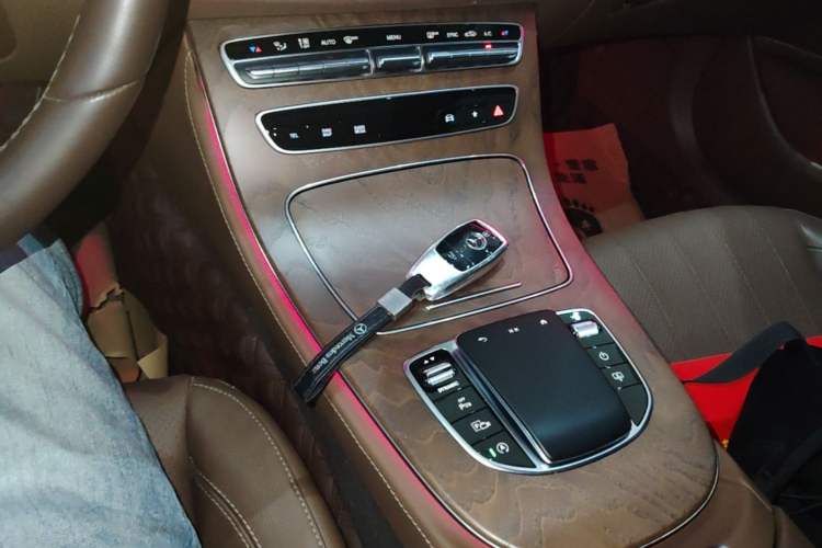 Used Mercedes-Benz E-Class 2023 Updated E 300 L Luxury Edition Gear Lever