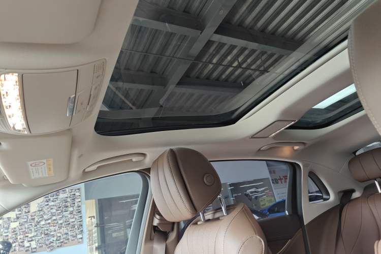 Used Mercedes-Benz E-Class 2023 Updated E 300 L Fashion Edition Headliner