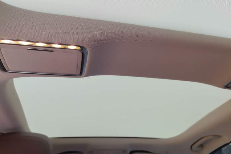 Used Mercedes-Benz E-Class 2023 Updated E 300 L Fashion Edition Headliner