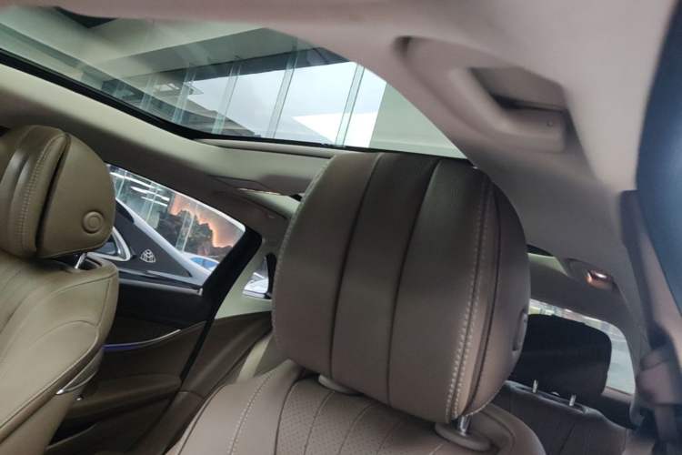 Used Mercedes-Benz E-Class 2023 Updated E 300 L Fashion Edition Headliner
