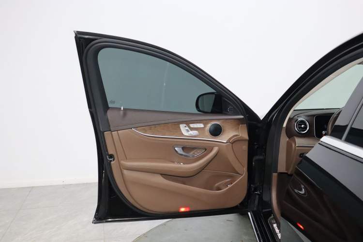 Used Mercedes-Benz E-Class 2023 Updated E 300 L Fashion Edition Interior 1