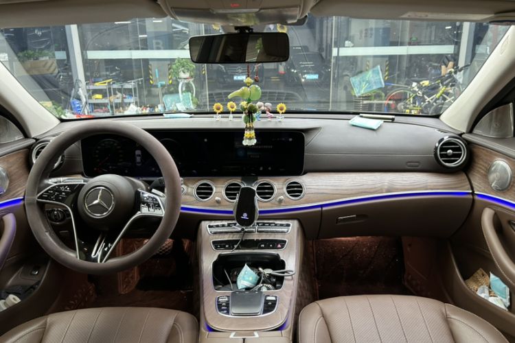 Used Mercedes-Benz E-Class 2023 Updated E 300 L Fashion Edition Interior 1