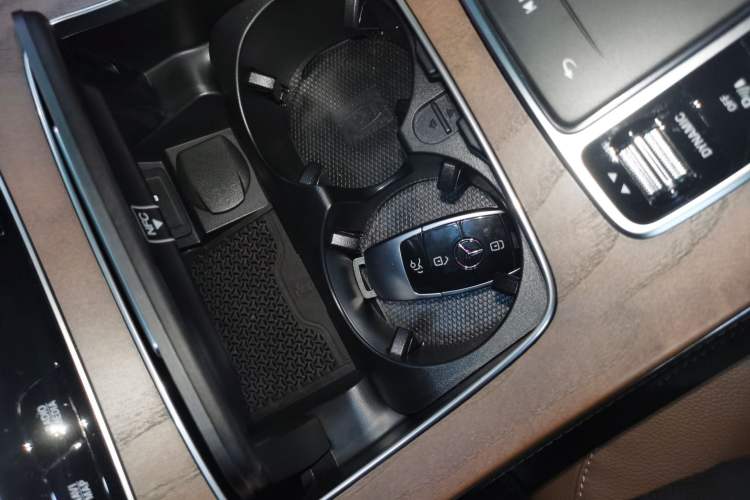 Used Mercedes-Benz E-Class 2023 Updated E 300 L Luxury Edition Interior 1