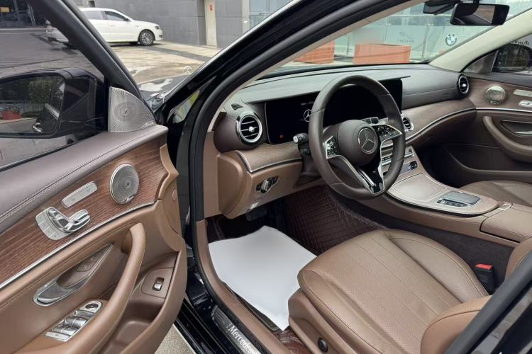 Used Mercedes-Benz E-Class 2023 Updated E 300 L Fashion Edition Interior 1