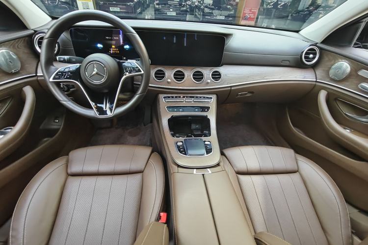 Used Mercedes-Benz E-Class 2023 Facelift E 260 L Interior 1