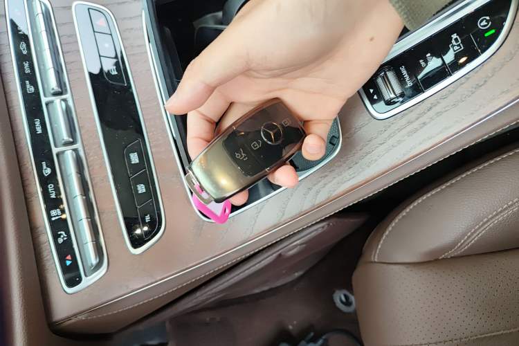 Used Mercedes-Benz E-Class 2023 Updated E 300 L Luxury Edition Interior 1