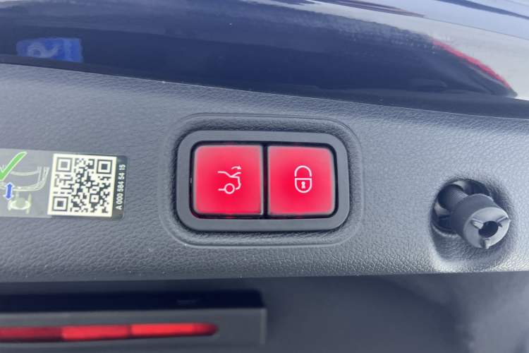 Used Mercedes-Benz E-Class 2023 Updated E 300 L Luxury Edition Interior 1