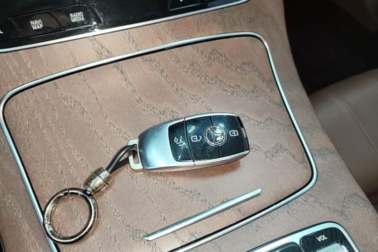 Used Mercedes-Benz E-Class 2023 Facelift E 260 L Interior 1
