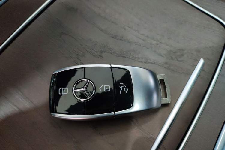 Used Mercedes-Benz E-Class 2023 Updated E 300 L Fashion Edition Interior 1