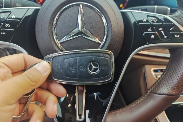 Used Mercedes-Benz E-Class 2023 Updated E 300 L Fashion Edition Interior 1