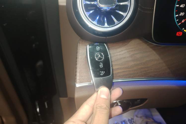 Used Mercedes-Benz E-Class 2023 Updated E 300 L Fashion Edition Interior 1