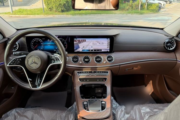 Used Mercedes-Benz E-Class 2023 Updated E 300 L Fashion Edition Interior 1