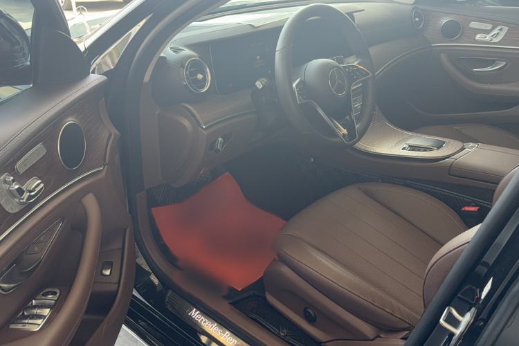Used Mercedes-Benz E-Class 2023 Updated E 300 L Fashion Edition Interior 1