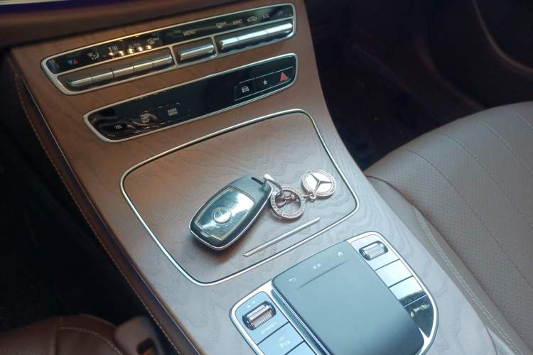 Used Mercedes-Benz E-Class 2023 Updated E 300 L Fashion Edition Interior 1