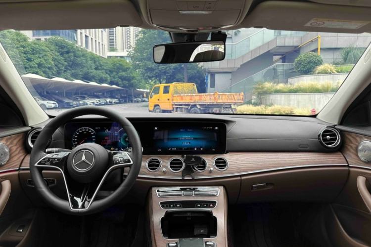 Used Mercedes-Benz E-Class 2023 Updated E 300 L Fashion Edition Interior 1