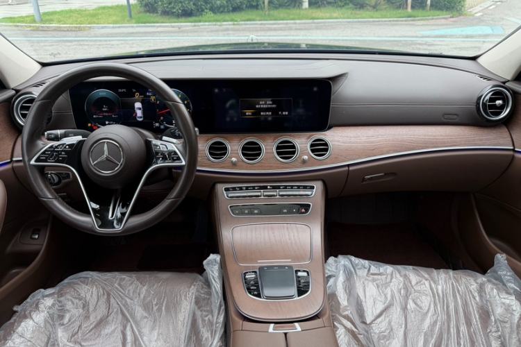 Used Mercedes-Benz E-Class 2023 Updated E 300 L Fashion Edition Interior 1