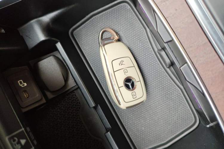Used Mercedes-Benz E-Class 2023 Updated E 300 L Luxury Edition Interior 1