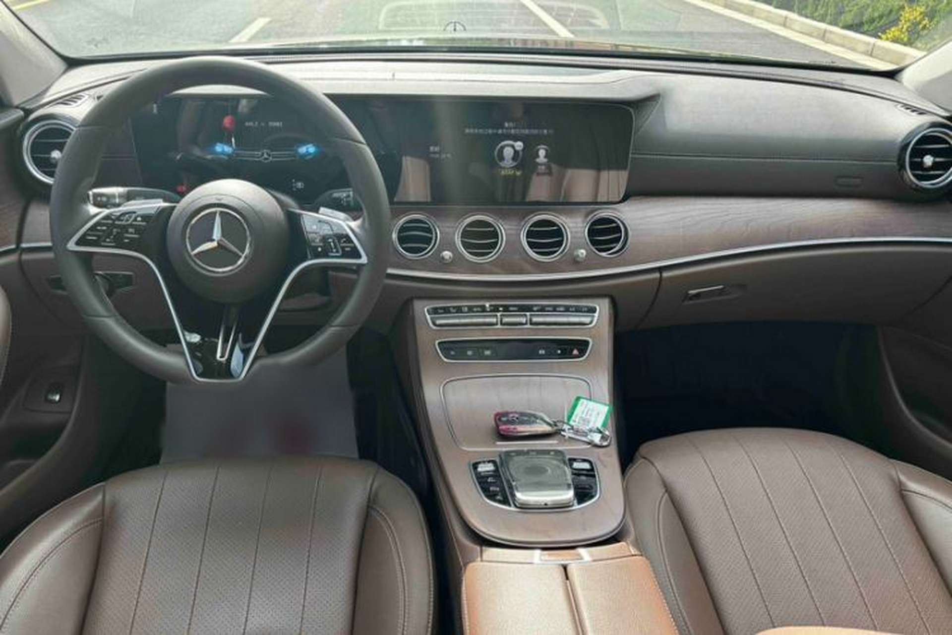 Used Mercedes-Benz E-Class 2023 Updated E 300 L Fashion Edition Interior 1