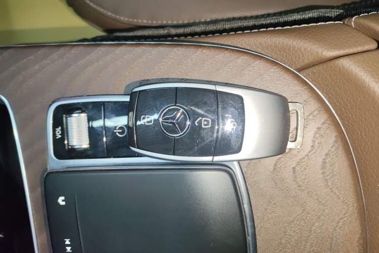 Used Mercedes-Benz E-Class 2023 Updated E 300 L Fashion Edition Interior 1