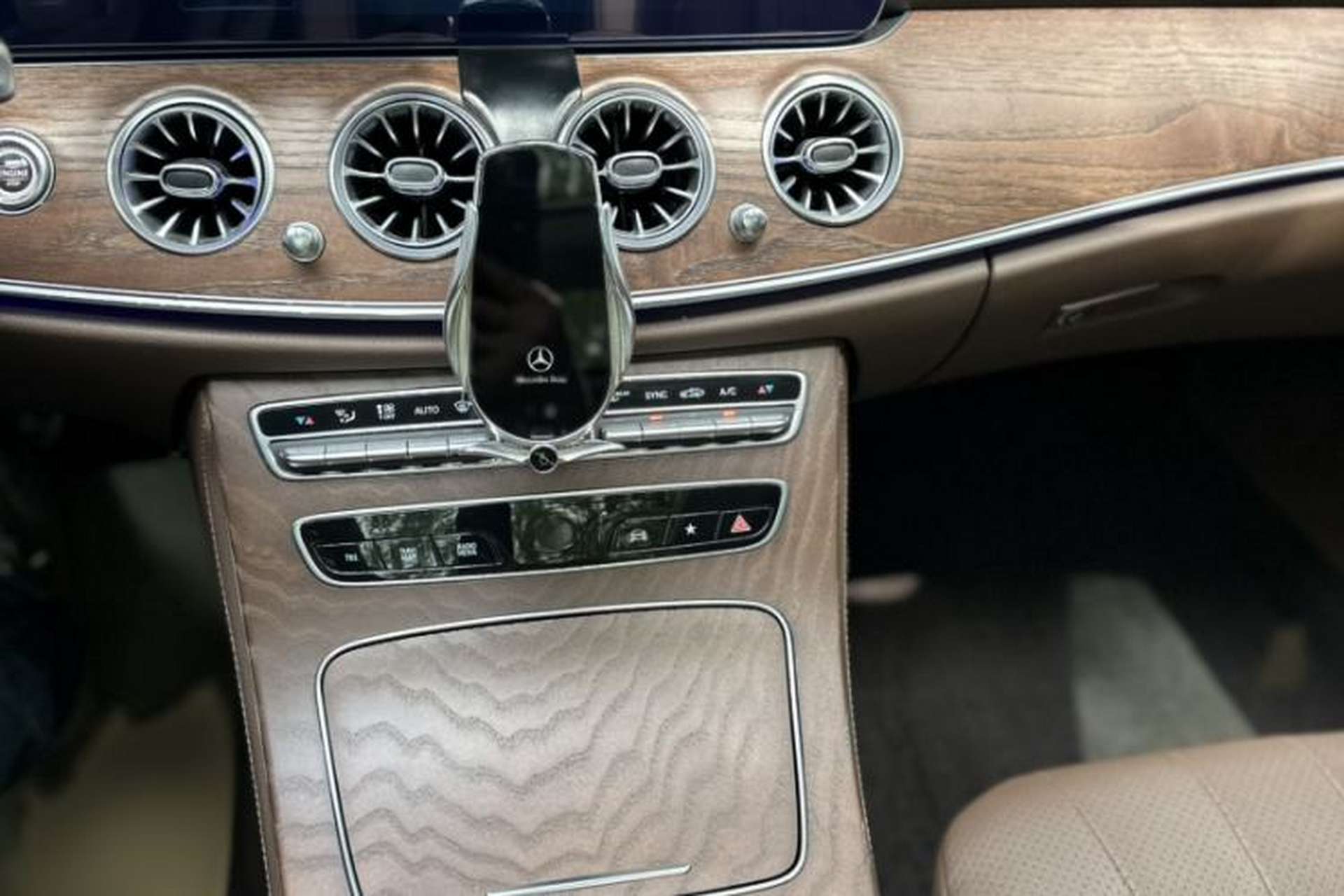 Used Mercedes-Benz E-Class 2023 Updated E 300 L Fashion Edition Interior 1
