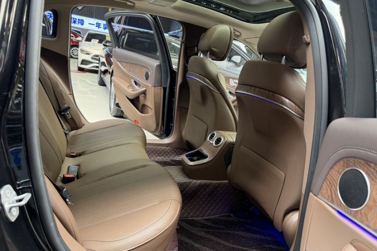 Used Mercedes-Benz E-Class 2023 Updated E 300 L Fashion Edition Interior 10