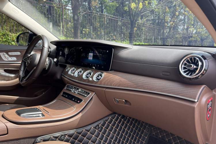 Used Mercedes-Benz E-Class 2023 Updated E 300 L Fashion Edition Interior 11