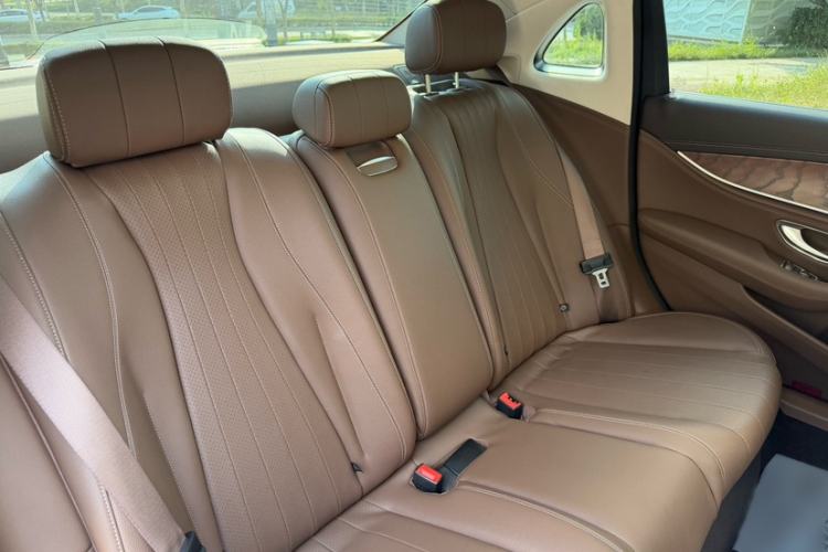 Used Mercedes-Benz E-Class 2023 Updated E 300 L Fashion Edition Interior 12