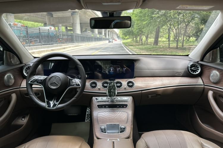 Used Mercedes-Benz E-Class 2023 Updated E 300 L Fashion Edition Interior 14