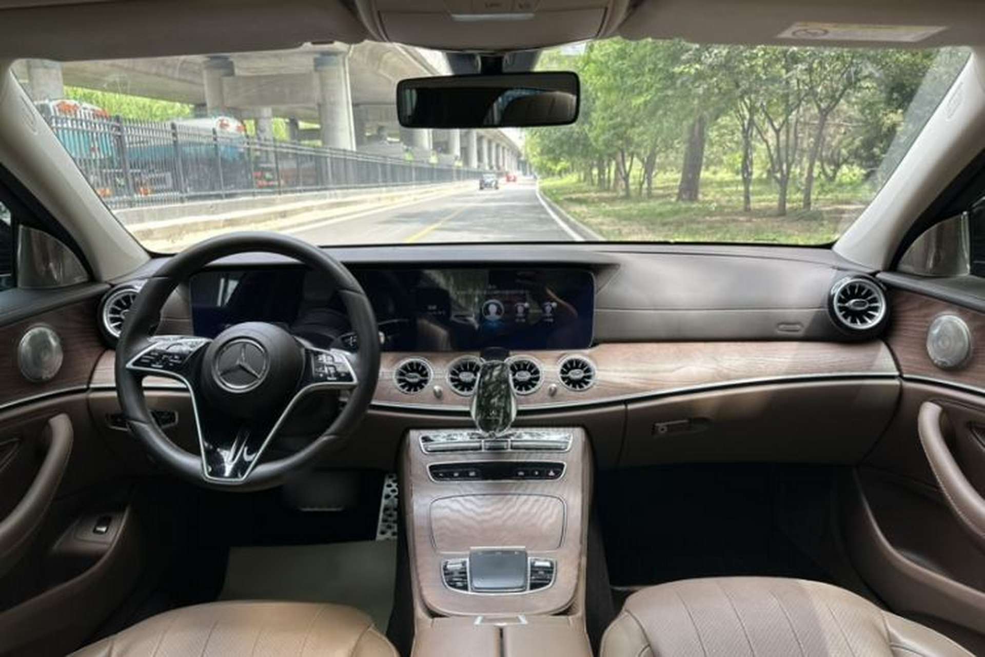 Used Mercedes-Benz E-Class 2023 Updated E 300 L Fashion Edition Interior 14