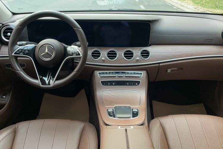Used Mercedes-Benz E-Class 2023 Updated E 300 L Fashion Edition Interior 2
