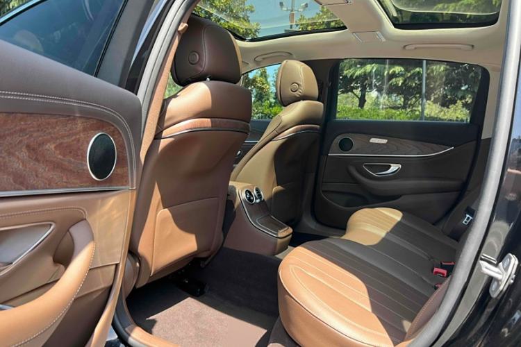 Used Mercedes-Benz E-Class 2023 E 260 L Interior 3