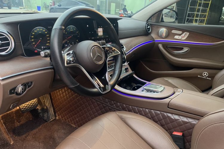 Used Mercedes-Benz E-Class 2023 Updated E 300 L Fashion Edition Interior 3