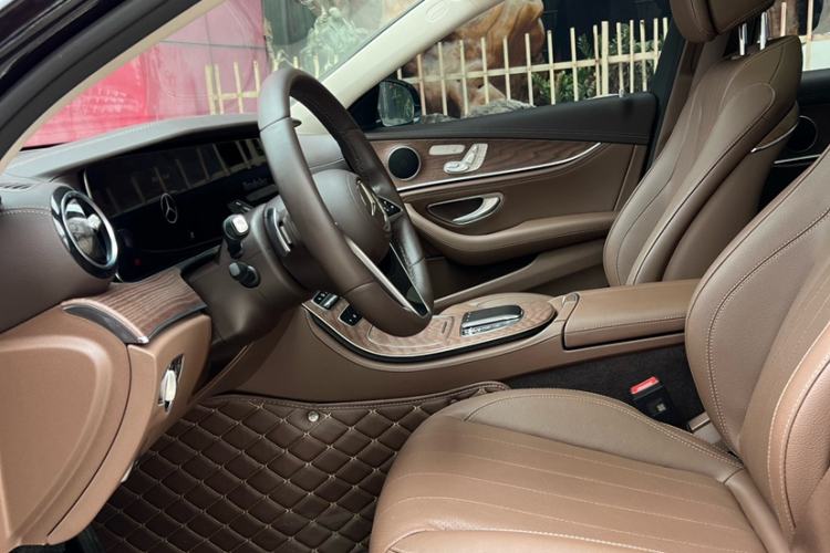 Used Mercedes-Benz E-Class 2023 Updated E 300 L Fashion Edition Interior 3